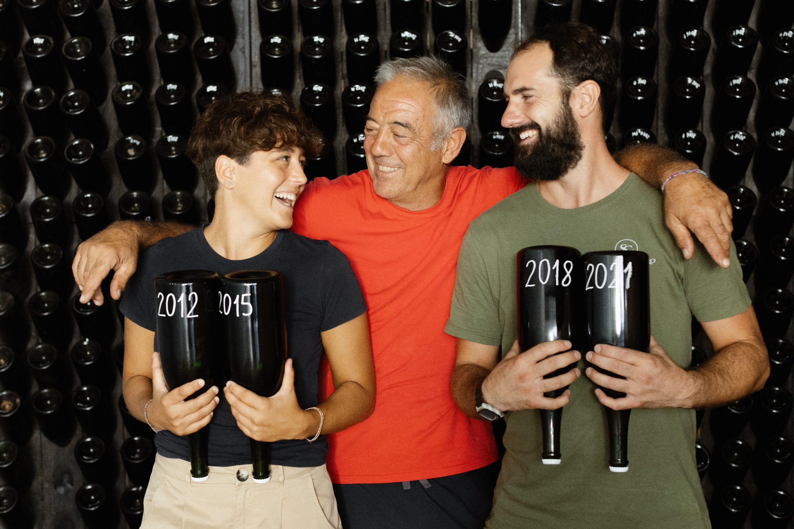 due generazioni di viticoltori di San Cristoforo al Festival della Franciacorta 2024, con bottiglie degli anni 2012, 2015, 2018 e 2021.